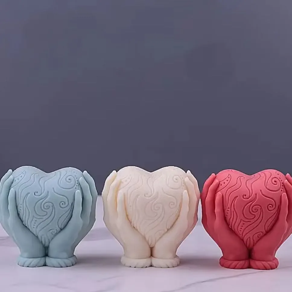 Vela Decorativa Manos con Corazón y Mariposa